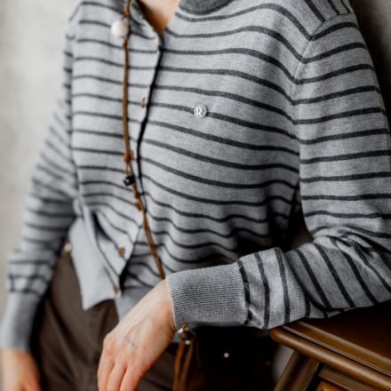 Сірий в'язаний светр у стилі Miu Miu  М'яка комплектується невеликою кросбоді-сумкою