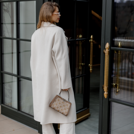 Класичне біле пальто