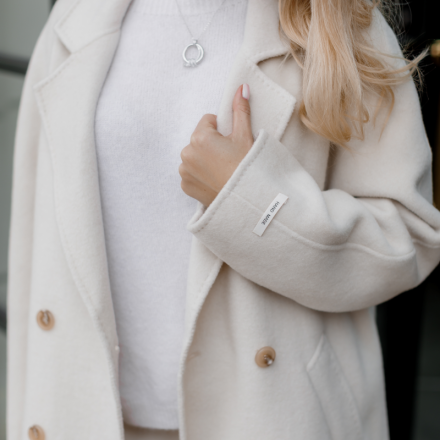 Класичне біле пальто, одяг від Jador