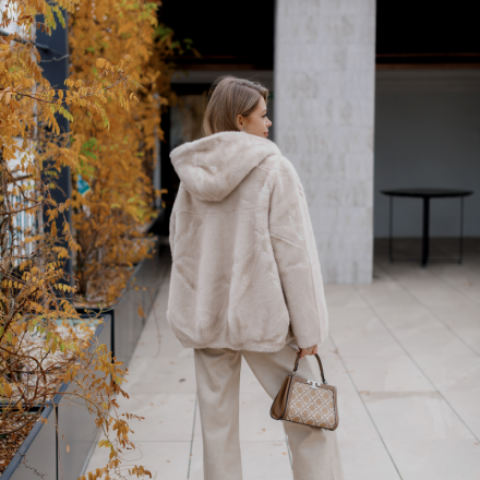 Укорочена шуба, одяг від Jador