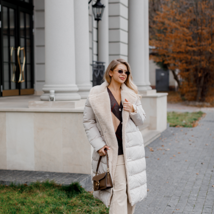 Білий подовжений пуховик