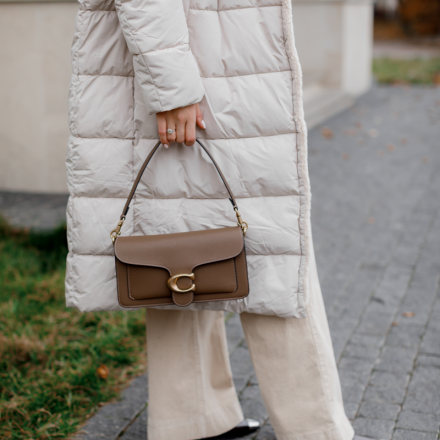 Білий подовжений пуховик, одяг від Jador