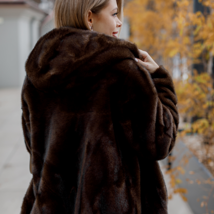 Укорочена шуба з екохутра