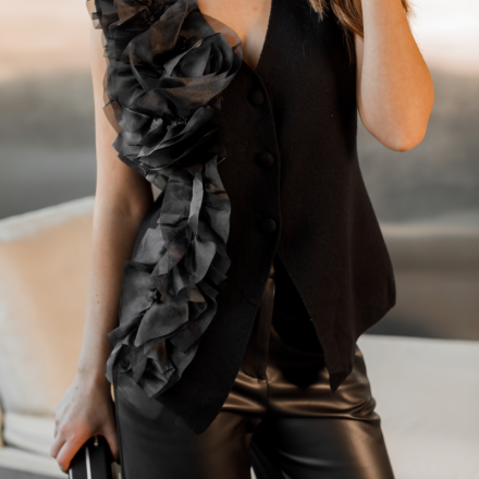 Жилет з декором з органзи. Колір: Чорний