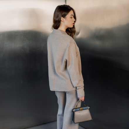 Стильний трикотажний костюм-двійка у нюдовому відтінку від французького виробника.