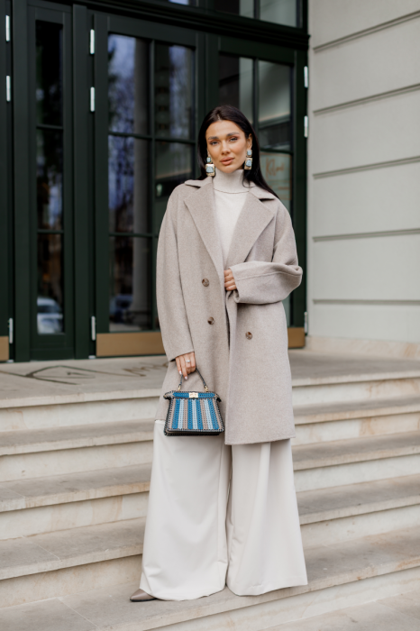 Молочне двобортне пальто фото