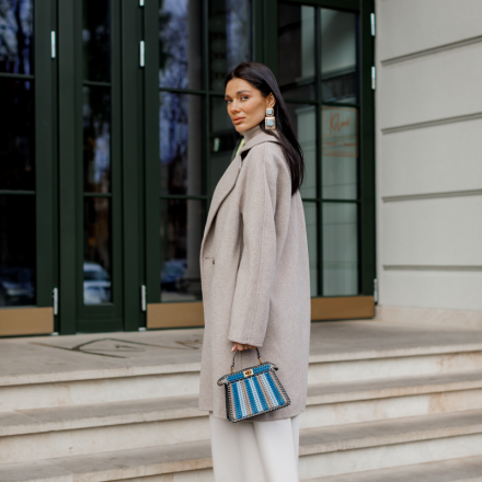 Молочне двобортне пальто. Доступні розміри: sm