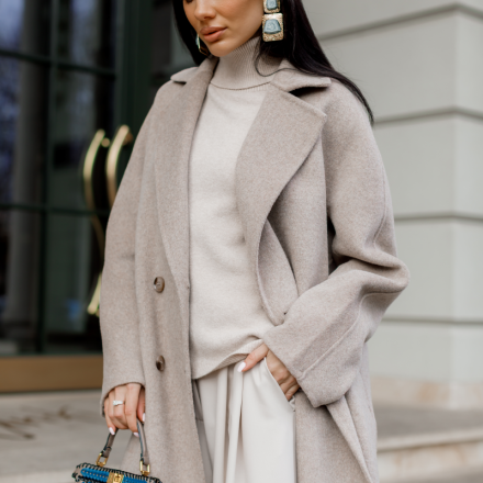 Молочне двобортне пальто, одяг від Jador