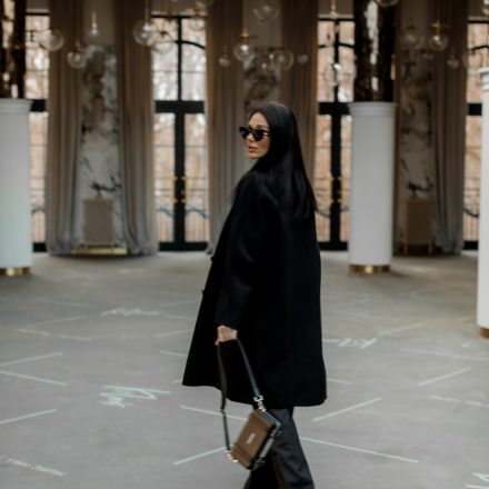 Двобортене жіноче пальто класичного крою чорного кольору з натуральної вовни