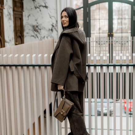 Жіноче пальто з капюшоном з натуральної вовни, шоколадний колір