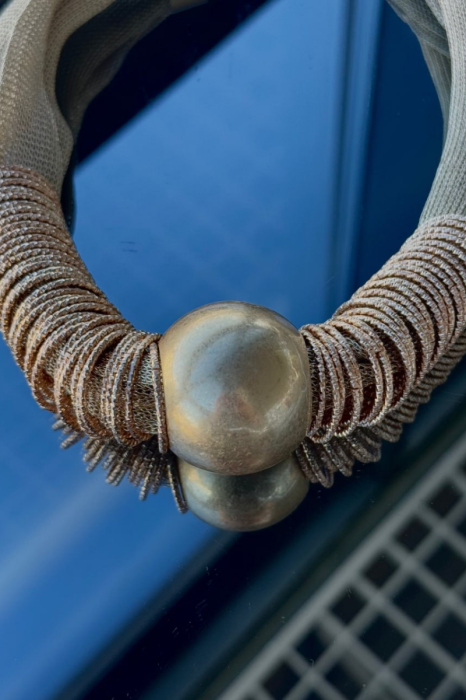 Кольє з металевими кільцями фото