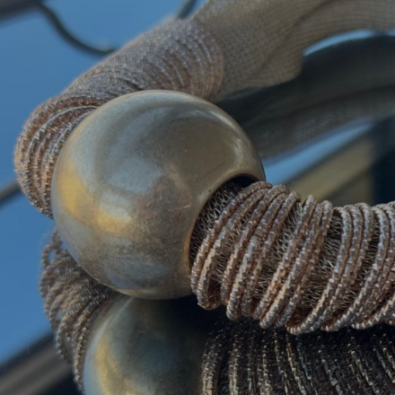 масивне золотисте кольє, дизайнерське кольє на шию, кольє з кільцями та кулею, жіноче statement кольє, розкішна прикраса на шию, модні аксесуари