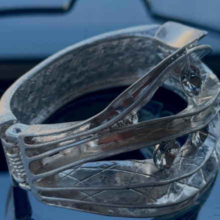 Скульптурний сріблястий браслет-манжет із великими кристалами. Ексклюзивний арт-дизайн, що створює потужний fashion-акцент у вечірніх та мінімалістичних образах.