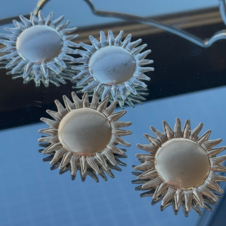 Сріблясті сережки у формі сонця з рельєфними променями. Акцентний дизайнерський аксесуар, що підкреслює обличчя та додає образу сили й індивідуальності.