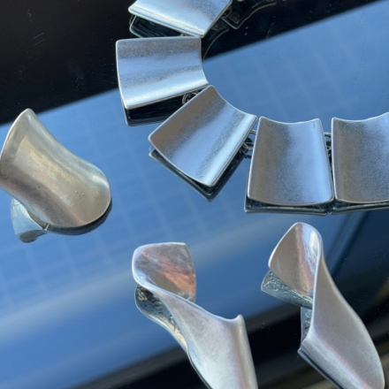 Скульптурні Twist — абстрактний арт-дизайн, мінімалістична естетика, легкі та стильні. Ідеальні для сучасних модних образів