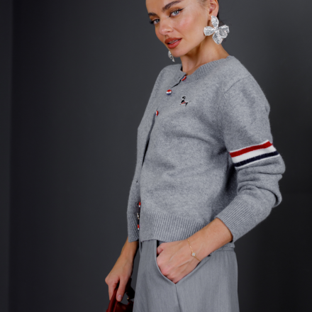 Скульптурні сріблясті сережки Petal Silver — масивні, фактурні statement earrings у стилі Jador. Арт-дизайн, екстравагантний блиск і преміальна текстура. Мінімалізм у максимальній формі