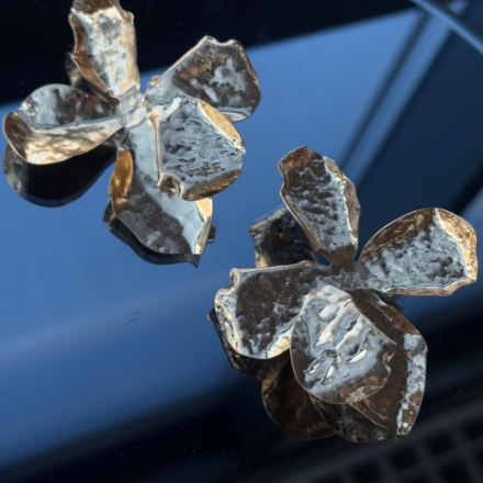 Золоті скульптурні сережки Petal — масивні, фактурні, арт-дизайн у стилі Jador. Ідеальні сережки для вечірніх образів та модних акцентів.