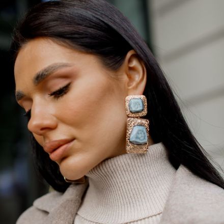 Сережки з геометричними каменями. Колір: Золотий