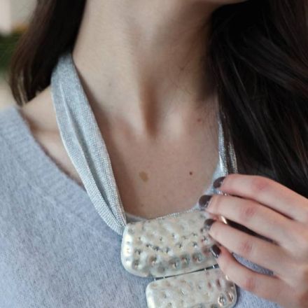 Сріблясте скульптурне кольє з матовими фактурними пластинами. Модний авангардний дизайн, легке й універсальне. Ідеально для вечірніх образів