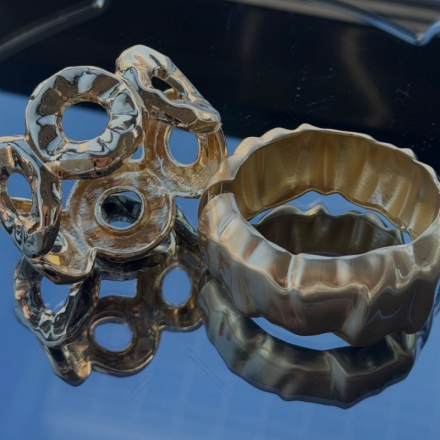 Золотий браслет з органічними формами. Стильне, масивне, у тренді “liquid metal”. Сучасний скульптурний дизайн, що підходить до мінімалістичних і вечірніх образів.