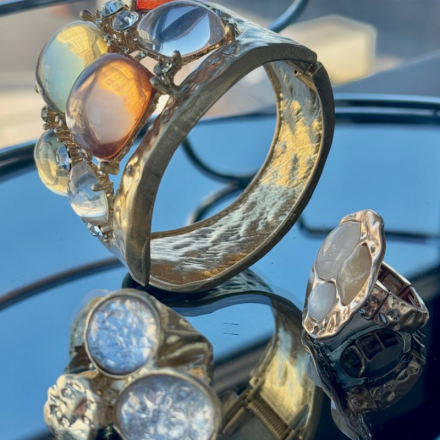 Масивний золотий браслет з багатобарвними камінням. Стиль boho luxury, фактурний дизайн, преміальний вигляд. Купити модний акцентний перстень із камінням.