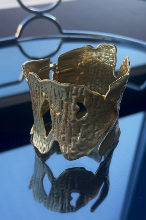 Золотий скульптурний браслет-манжет фото