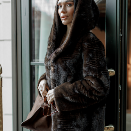 Жіноча шуба з поясом. Колір: Коричневий