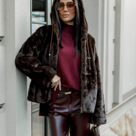 Жіноча шуба з преміального екохутра з капюшоном в шоколадному відтінку з комфортним капюшоном