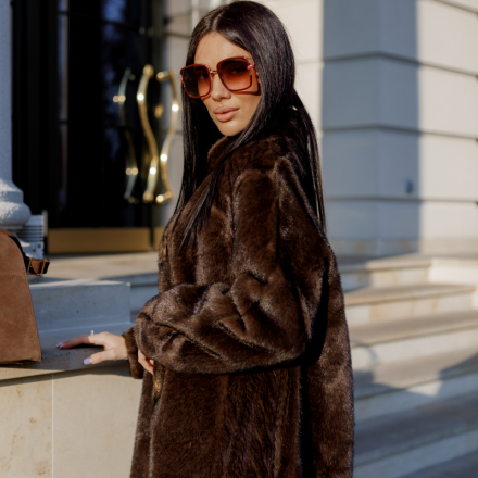 Шуба з екохутра шоколадного кольору, комір-стійка, довжина до середини стегна