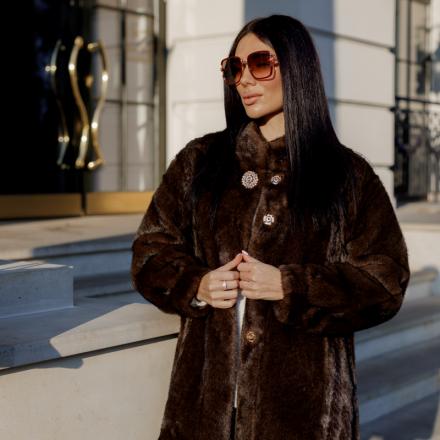 Шуба з екохутра шоколадного кольору, комір-стійка, довжина до середини стегна, одяг від Jador
