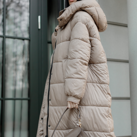 Французький пуховик жіночий з холофайбером, світлий беж з об'ємний капюшоном, довжина міді