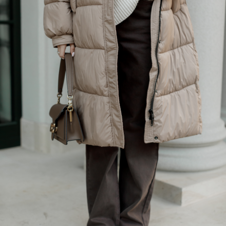 Французький пуховик жіночий з холофайбером, світлий беж з об'ємний капюшоном, довжина міді, одяг від Jador