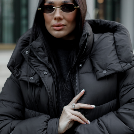 Жіночий зимовий подовжений пуховик з капюшоном, наповнення холофайбер, колір чорний