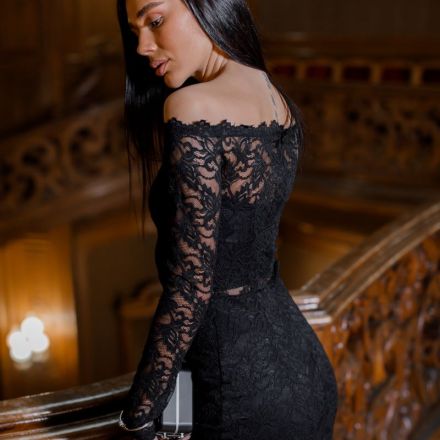 Сукня з мереживом чорна з відкритими плечима та довгим рукавом