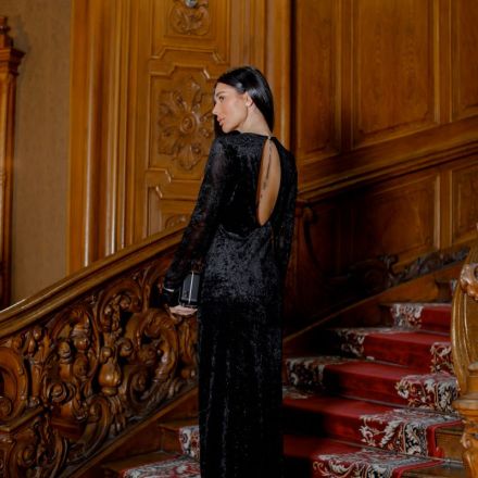 Вечірня сукня з відкритою спиною та прозорими рукавами