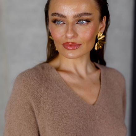 Жіночий м’який светр з V-подібним вирізом у кольорі капучино