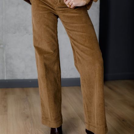 Жіночі вельветові штани з прямим кроєм у теплом карамельному відтінку
