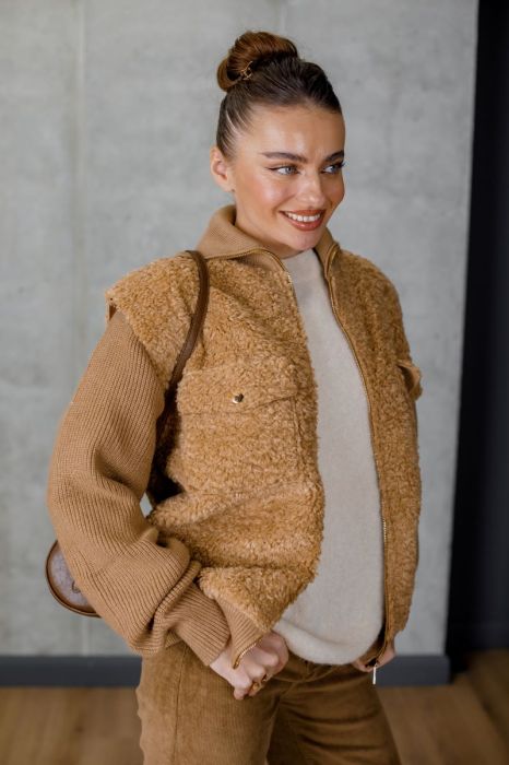 Светр карамельного кольору з коміром