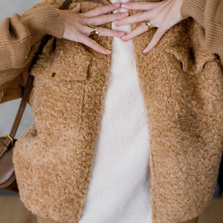 Жіночий светр французького бренду з коміром-стійкою в карамельному відтінку