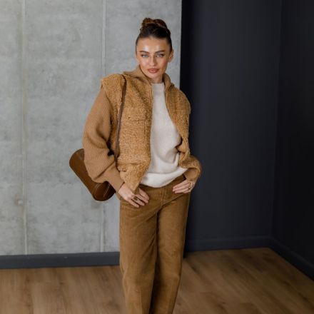 Светр карамельного кольору з коміром. Колір: Карамельний