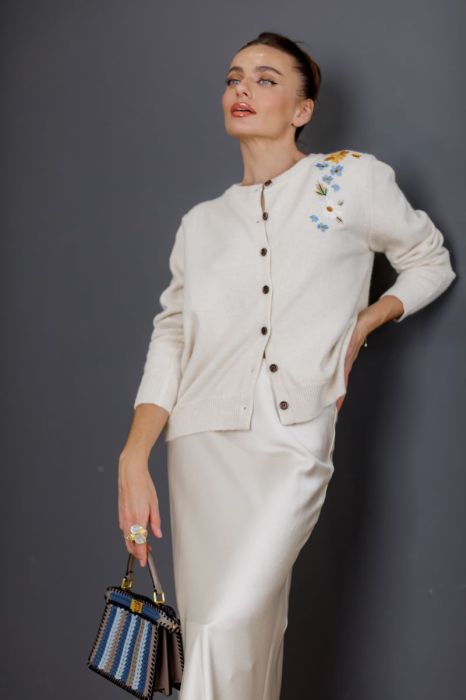Молочний кардиган з вишивкою фото