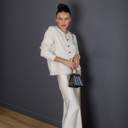 В’язаний молочний кардиган з делікатною квітковою вишивкою