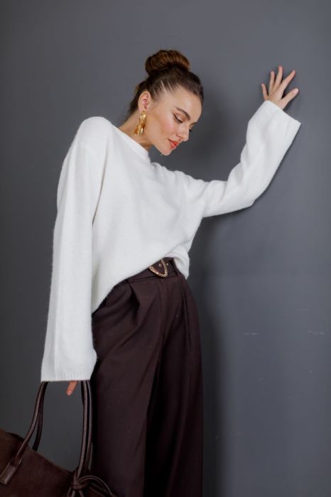 Базовий білий светр з м’якої пряжі фото