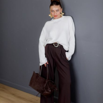 Білий жіночий светр вільного крою з м’якої фактурної пряжі