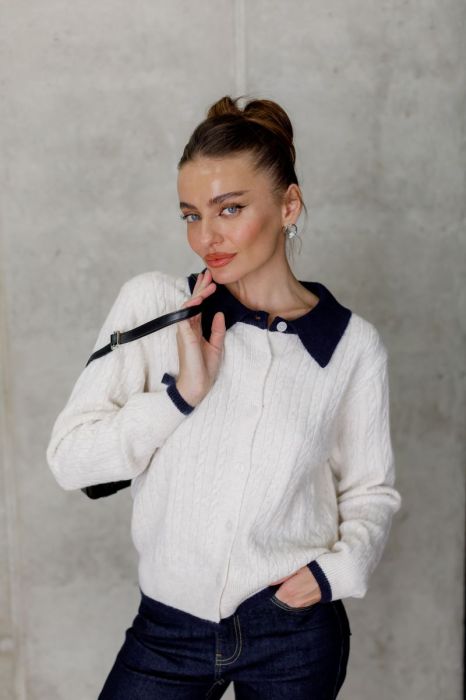 Кардиган молочного кольору з темно-синім коміром