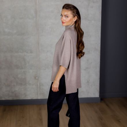 Светр oversize з коміром-стійкою. Колір: Бежевий