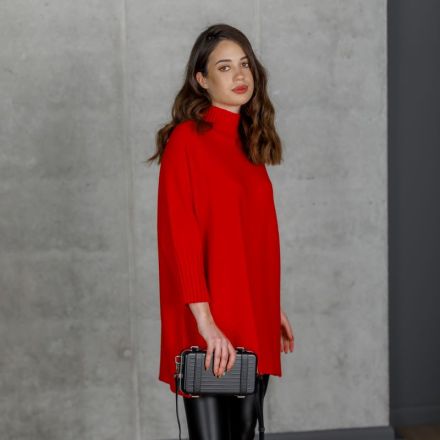 Вільний червоний светр із високим коміром