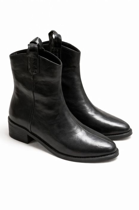 Жіночі чорні шкіряні черевики на низькому каблуці фото