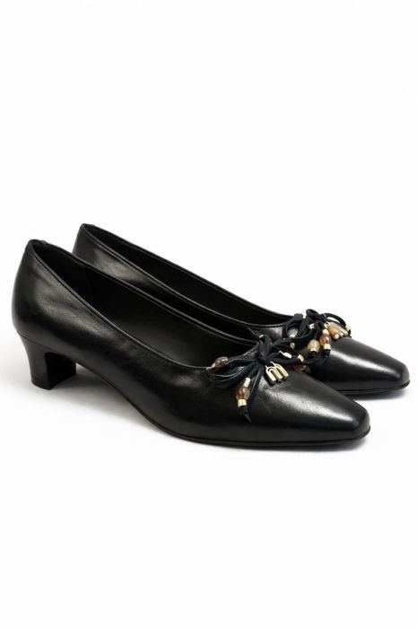 Жіночі чорні туфлі на низькому каблуці фото