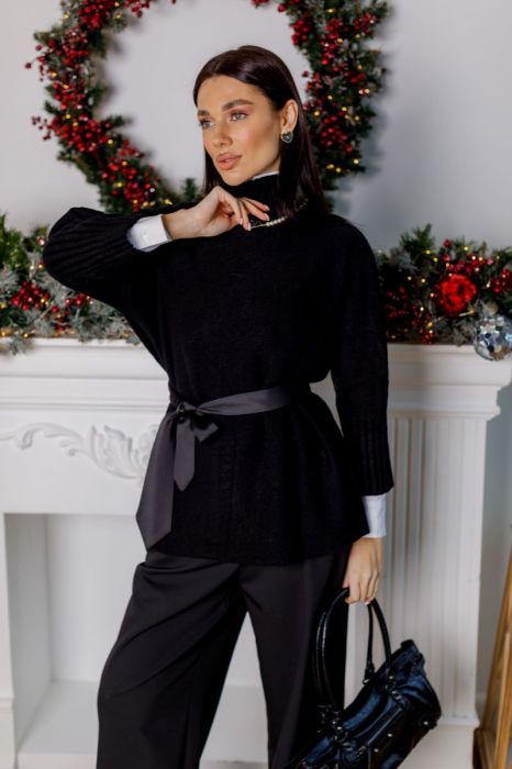 Чорний трикотажний светр з високим коміром фото